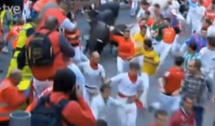 VIDEO: Napravio “selfi” sa bikom za petama VIDEO: Napravio “selfi” sa bikom za petama