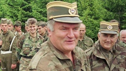 Kako je Mladić ispratio holandske vojnike iz Srebrenice: Hvala vam na pomoći (VIDEO) Kako je Mladić ispratio holandske vojnike iz Srebrenice: Hvala vam na pomoći (VIDEO)