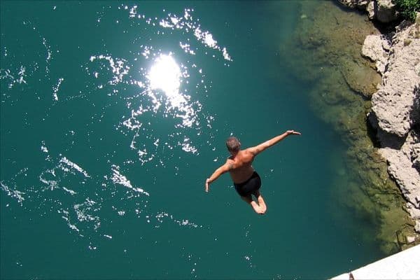 Mostar: Američki turista skočio sa Starog mosta pa završio u Hitnoj Mostar: Američki turista skočio sa Starog mosta pa završio u Hitnoj