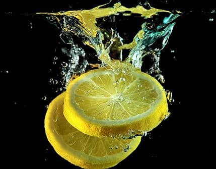 Limunom i solju protiv mrlja na odjeći Limunom i solju protiv mrlja na odjeći