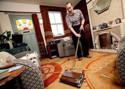 Ovaj čovjek živi u 1946. godini - do najsitnijeg detalja! Ovaj čovjek živi u 1946. godini - do najsitnijeg detalja!