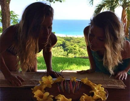 Žizel Bundšen i njena sestra bliznakinja proslavile 34. rođendan Žizel Bundšen i njena sestra bliznakinja proslavile 34. rođendan