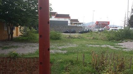 Bačena eksplozivna naprava u dvorište kuće Bobana Lakovića Bačena eksplozivna naprava u dvorište kuće Bobana Lakovića