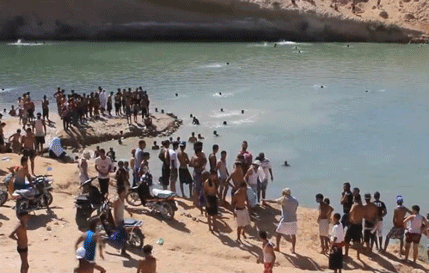 Misteriozno jezero u pustinji privlači Tunižane (FOTO) Misteriozno jezero u pustinji privlači Tunižane (FOTO)