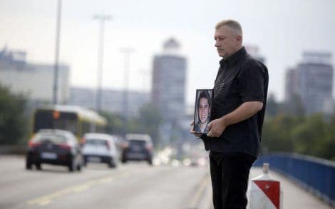 Otac stoji na Brankovom mostu dok ne nađu ubicu njegovog sina Otac stoji na Brankovom mostu dok ne nađu ubicu njegovog sina