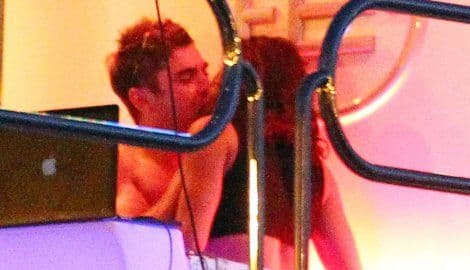 Mišel Rodrigez i Zek Efron u romantičnom zagrljaju na Ibici Mišel Rodrigez i Zek Efron u romantičnom zagrljaju na Ibici