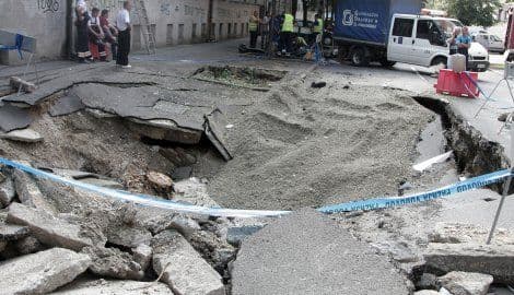 Zemun: Ogromna rupa na putu, preusmjeren i gradski prevoz Zemun: Ogromna rupa na putu, preusmjeren i gradski prevoz