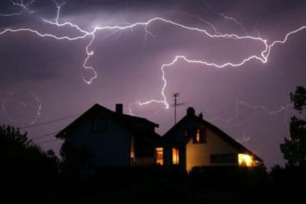 Herceg Novi: Grom zapalio kuću u Mojdežu Herceg Novi: Grom zapalio kuću u Mojdežu
