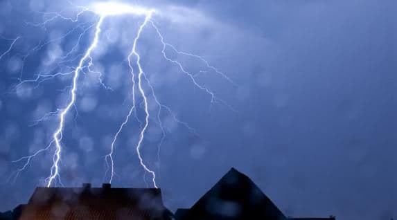 Nikšić: Grom pogodio plinaru, povrijeđen radnik Nikšić: Grom pogodio plinaru, povrijeđen radnik