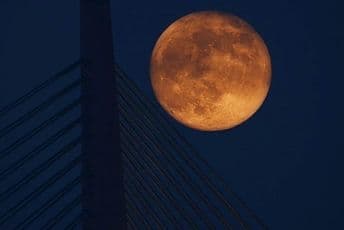 "Krvavi mjesec": Sjutra potpuno pomračenje "Krvavi mjesec": Sjutra potpuno pomračenje