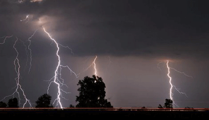 Austrija: Grom udario u majku i ćerku dok su se kupale u bazenu Austrija: Grom udario u majku i ćerku dok su se kupale u bazenu