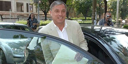 Cico Kranjčar sa timom prije dva dana se vozio juče srušenim avionom! Cico Kranjčar sa timom prije dva dana se vozio juče srušenim avionom!