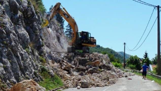 Završni radovi na novom kružnom toku na ulazu u Cetinje Završni radovi na novom kružnom toku na ulazu u Cetinje