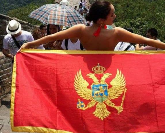 Crnogorska zastava na Kineskom zidu Crnogorska zastava na Kineskom zidu