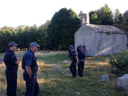 Policija spriječila službu sveštenika SPC na Ivanovim Koritima Policija spriječila službu sveštenika SPC na Ivanovim Koritima