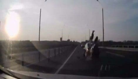 Motociklista se nakon sudara dočekuje na noge (VIDEO) Motociklista se nakon sudara dočekuje na noge (VIDEO)