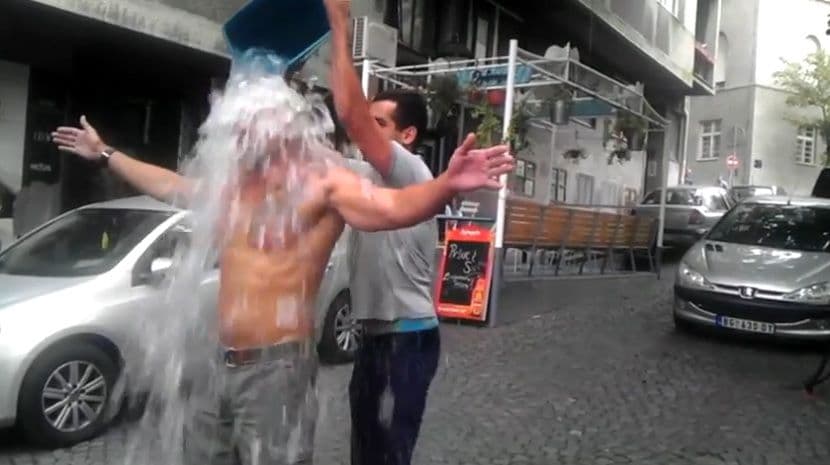 VIDEO: Ledeni izazov nabildovanog Čede Jovanovića VIDEO: Ledeni izazov nabildovanog Čede Jovanovića