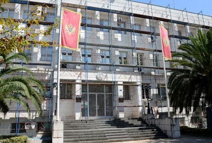 FOTO: Sređuje se fasada zgrade Predsjednika, niz ostalih zdanja na Bulevaru vapi za krečenjem FOTO: Sređuje se fasada zgrade Predsjednika, niz ostalih zdanja na Bulevaru vapi za krečenjem