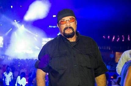 Stiven Sigal u prvodu na Top Hillu Stiven Sigal u prvodu na Top Hillu