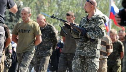 VIDEO: Zarobljene ukrajinske vojnike tjerali da paradiraju Donjeckom VIDEO: Zarobljene ukrajinske vojnike tjerali da paradiraju Donjeckom