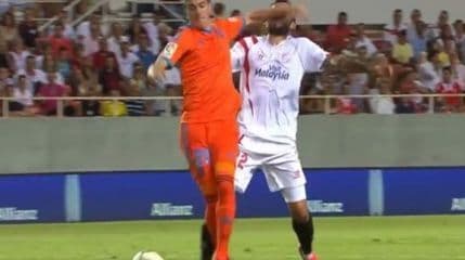 VIDEO: Igrač Valensije dobio crveni karton za minut! VIDEO: Igrač Valensije dobio crveni karton za minut!