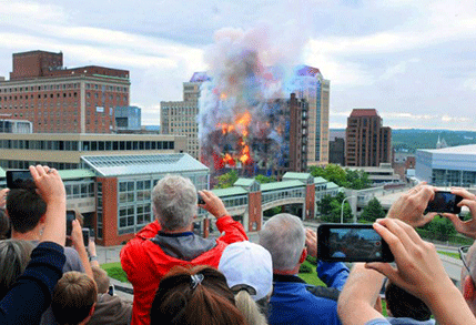Eksplozija u bojama: Napravili šou od rušenja hotela Eksplozija u bojama: Napravili šou od rušenja hotela