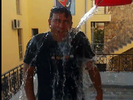 Pogledajte kako se Medojević polio hladnom vodom: Izazvao Radunovića, Rakčevića i Mariju Vicković Pogledajte kako se Medojević polio hladnom vodom: Izazvao Radunovića, Rakčevića i Mariju Vicković