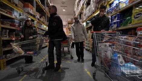 Ruski turisti kupuju hranu u Finskoj Ruski turisti kupuju hranu u Finskoj