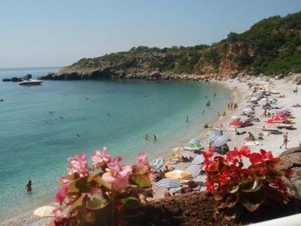 Morsko dobro: Na četiri nezakupljene plaže postavljene bove za označavanje Morsko dobro: Na četiri nezakupljene plaže postavljene bove za označavanje