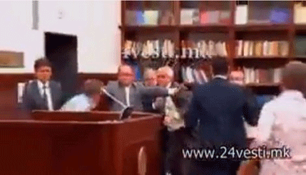 Tuča poslanika u makedonskom parlamantu (VIDEO) Tuča poslanika u makedonskom parlamantu (VIDEO)