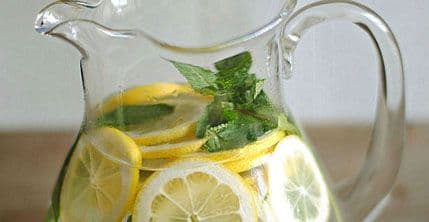 Zašto bi dan trebalo početi vodom i limunom? Zašto bi dan trebalo početi vodom i limunom?