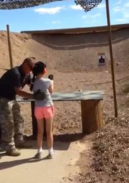 KOBNA GREŠKA: Djevojčica ubila instruktora pucanja KOBNA GREŠKA: Djevojčica ubila instruktora pucanja