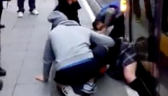 VIDEO: Dablin: Podigli tramvaj rukama da spasu djevojku VIDEO: Dablin: Podigli tramvaj rukama da spasu djevojku