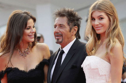 Al Paćino okružen lijepim ženama na crvenom tepihu (FOTO) Al Paćino okružen lijepim ženama na crvenom tepihu (FOTO)