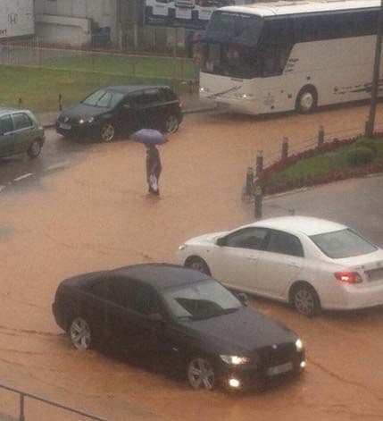 Budva: Potoci teku ulicama (FOTO) Budva: Potoci teku ulicama (FOTO)