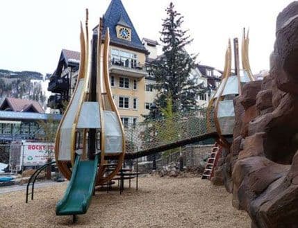 Neobično igralište sa gnijezdima i pupoljcima Neobično igralište sa gnijezdima i pupoljcima