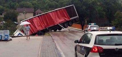 Na granici BiH i Hrvatske sletio s puta kamion crnogorskih tablica Na granici BiH i Hrvatske sletio s puta kamion crnogorskih tablica