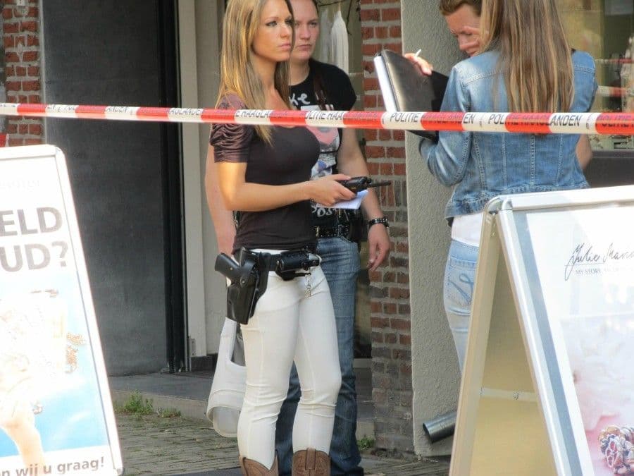 ŽELE DA IH UHAPSI: Policajka koja je očarala internet ŽELE DA IH UHAPSI: Policajka koja je očarala internet