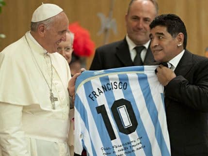 Maradona upoznao papu i poklonio mu dres Maradona upoznao papu i poklonio mu dres