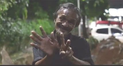 Indijski heroj beskućnik – dijeli hranu sa psima (VIDEO) Indijski heroj beskućnik – dijeli hranu sa psima (VIDEO)