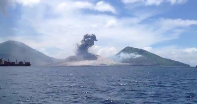 Turista snimio ternutak erupcije vulkana (VIDEO) Turista snimio ternutak erupcije vulkana (VIDEO)