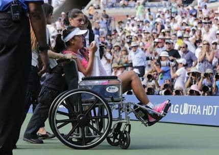 VIDEO: Peng u kolicima napuštila teren VIDEO: Peng u kolicima napuštila teren