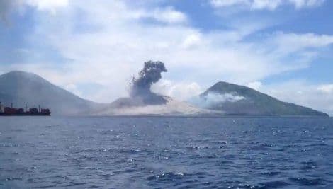 VIDEO: Vulkan im eksplodirao pred očima VIDEO: Vulkan im eksplodirao pred očima