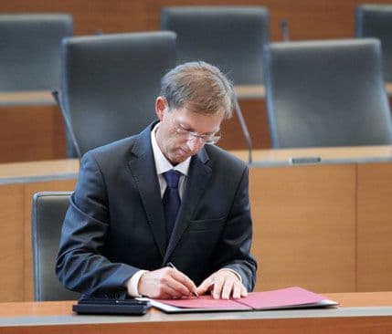 Cerar predlaže novu Vladu Slovenije Cerar predlaže novu Vladu Slovenije