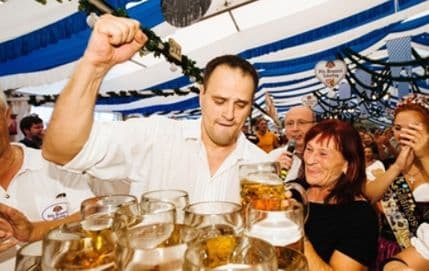 Njemački konobar novi rekorder u nošenju krigli Njemački konobar novi rekorder u nošenju krigli