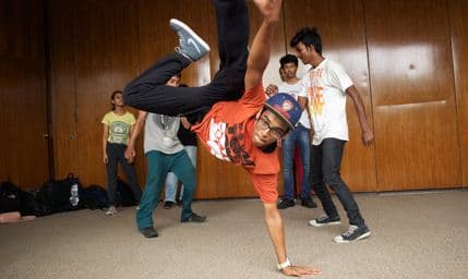 Hip-hop umjetnici iz SAD promovišu inkluziju i toleranciju kroz rad sa mladima Hip-hop umjetnici iz SAD promovišu inkluziju i toleranciju kroz rad sa mladima