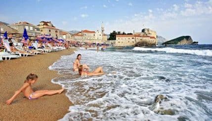 CBCG: Visoke cijene parkinga, ležaljki i suncobrana tjeraju turiste CBCG: Visoke cijene parkinga, ležaljki i suncobrana tjeraju turiste