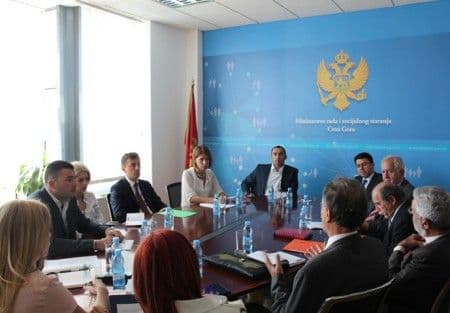 Crna Gora dobar primjer u rješavanju statusa raseljenih osoba Crna Gora dobar primjer u rješavanju statusa raseljenih osoba