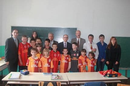 Dresovi Galatasaraja obradovali učenike u Zabrđu Dresovi Galatasaraja obradovali učenike u Zabrđu