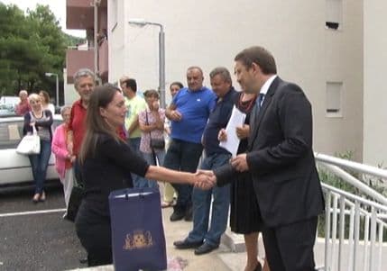 Rađenović uručio ključeve vlasnicima i zakupcima stanova Rađenović uručio ključeve vlasnicima i zakupcima stanova
